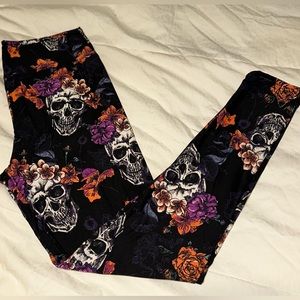 LuLaRoe OS skulls w/ flowers Leggings